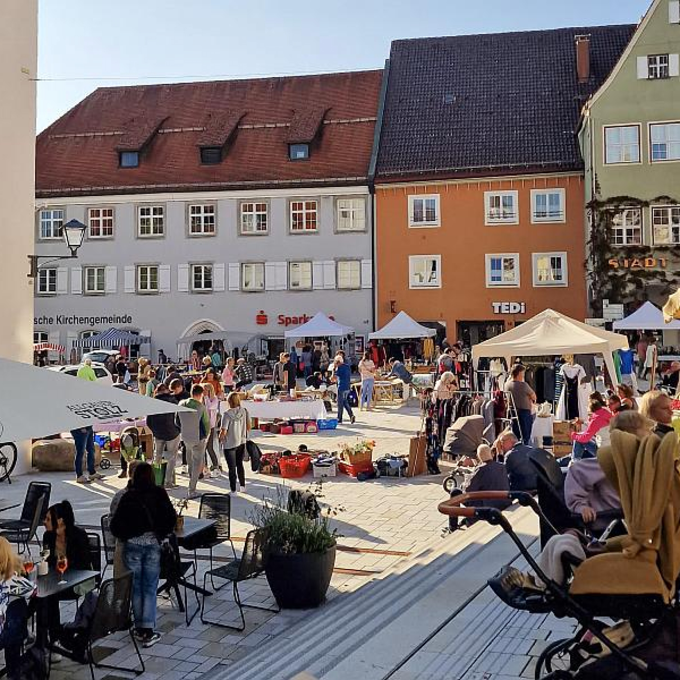 Isnys Später-Flohmarkt & Schnäppchen unter Schirmen